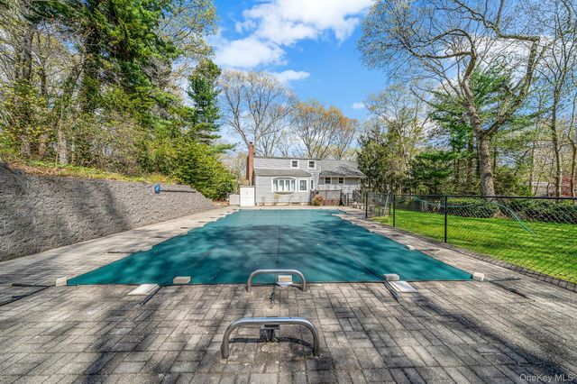 7 Carriage Court, Dix Hills, NY 11746