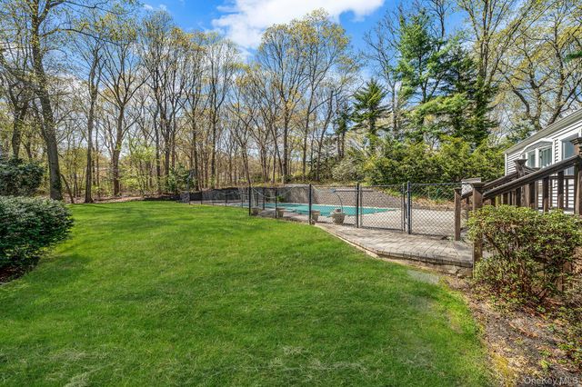 7 Carriage Court, Dix Hills, NY 11746