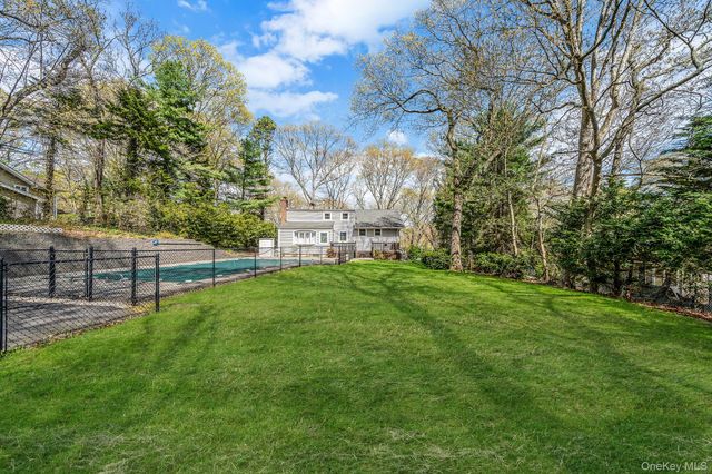 7 Carriage Court, Dix Hills, NY 11746