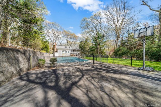 7 Carriage Court, Dix Hills, NY 11746