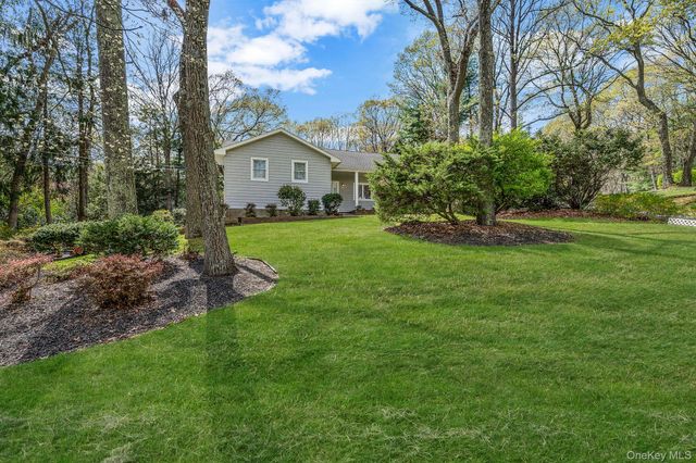 7 Carriage Court, Dix Hills, NY 11746