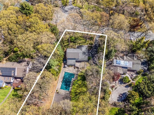 7 Carriage Court, Dix Hills, NY 11746