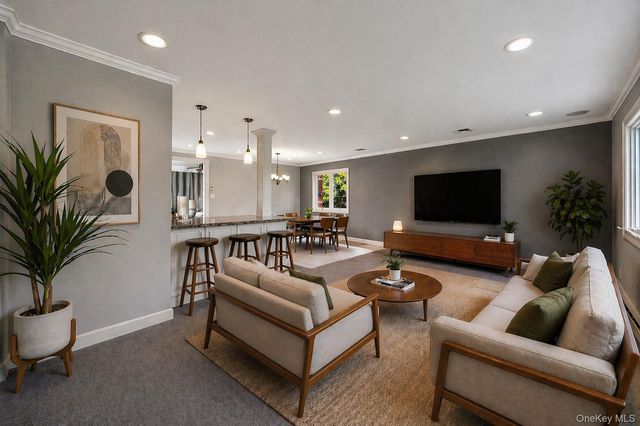 7 Carriage Court, Dix Hills, NY 11746