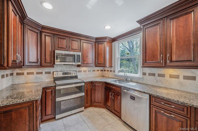 7 Carriage Court, Dix Hills, NY 11746