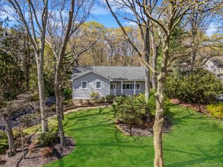 7 Carriage Court, Dix Hills, NY 11746