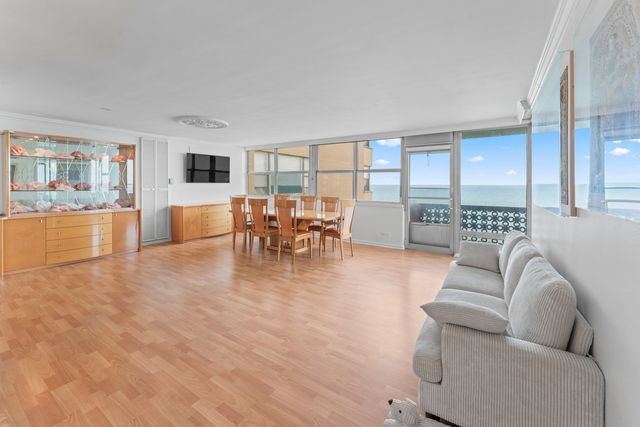 6301 N Sheridan Road 11R, Chicago, IL 60660