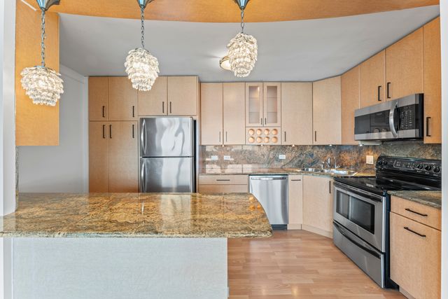 6301 N Sheridan Road 11R, Chicago, IL 60660