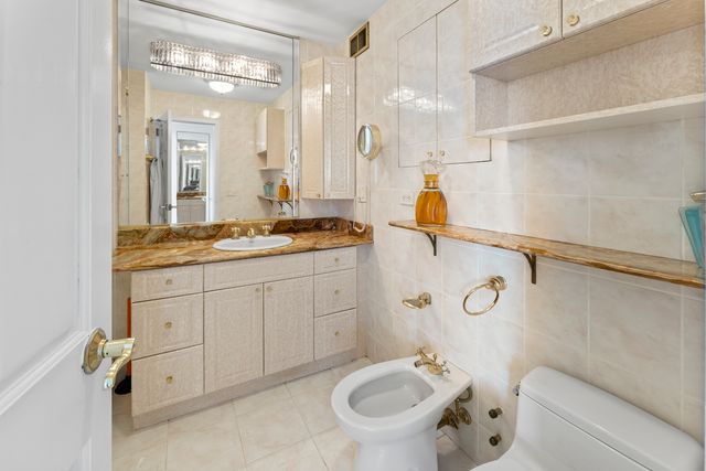 6301 N Sheridan Road 11R, Chicago, IL 60660