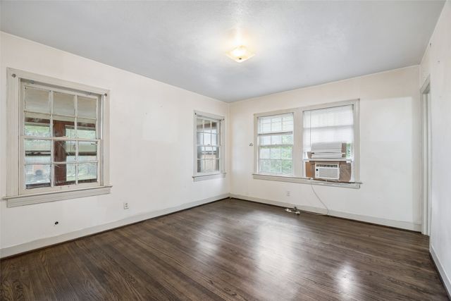 106 N Briscoe Boulevard, Dallas, TX 75211