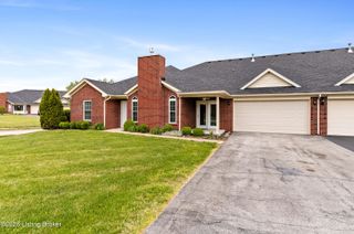 5038 Woodridge Lake Blvd, Louisville, KY 40272