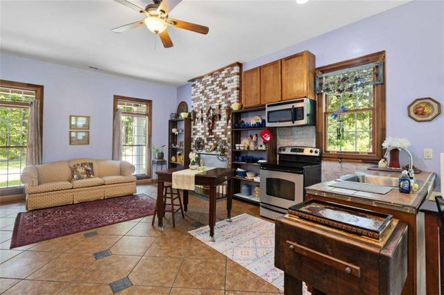 286 Killarney Way, Kingston, GA 30145