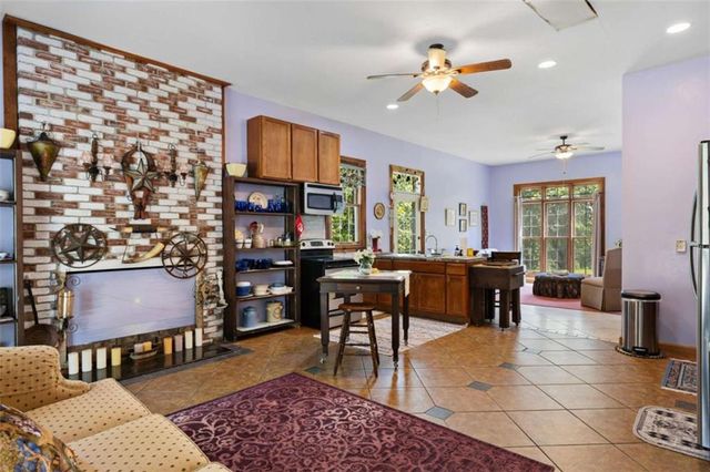 286 Killarney Way, Kingston, GA 30145