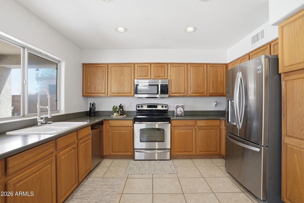 Image 10 of property listing at 17056 W ABERDEEN Drive, Surprise, AZ 85374