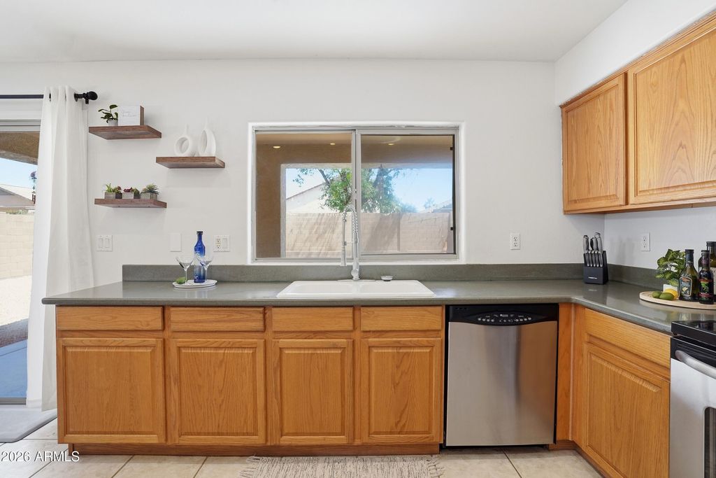 Image 11 of property listing at 17056 W ABERDEEN Drive, Surprise, AZ 85374