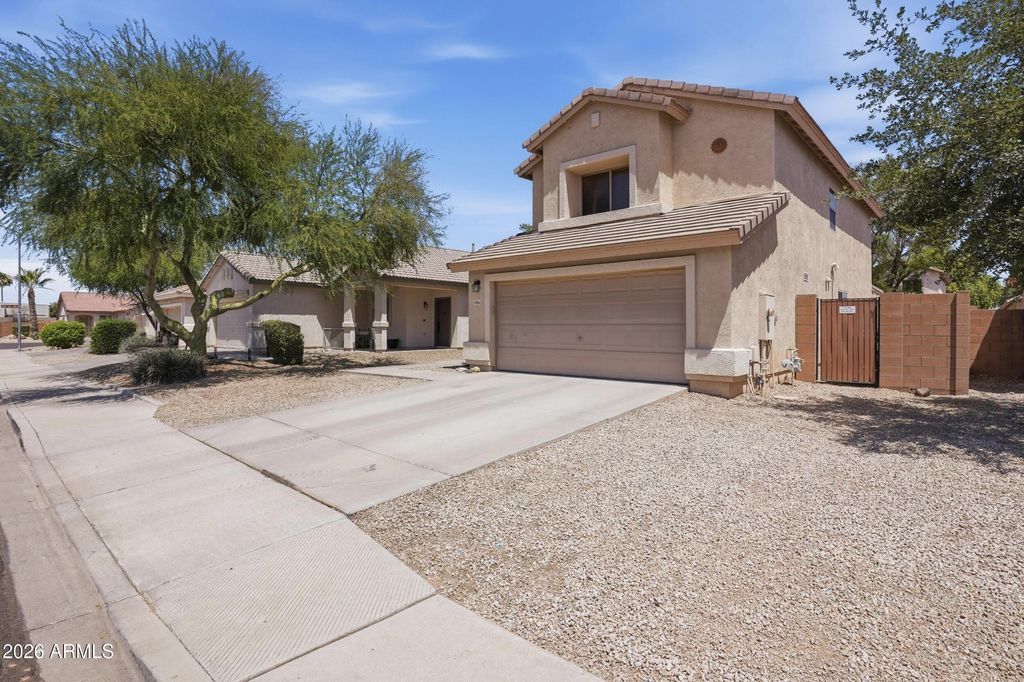 Image 3 of property listing at 17056 W ABERDEEN Drive, Surprise, AZ 85374