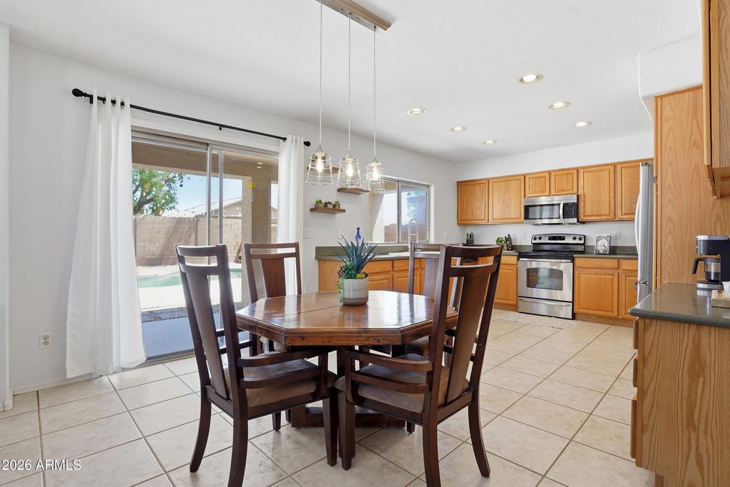 Image 9 of property listing at 17056 W ABERDEEN Drive, Surprise, AZ 85374