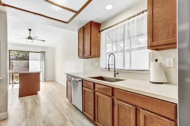 5112 Laguna Park Dr, Elk Grove, CA 95758