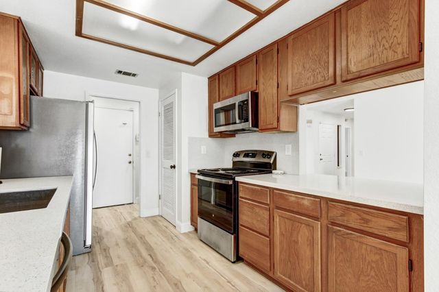 5112 Laguna Park Dr, Elk Grove, CA 95758