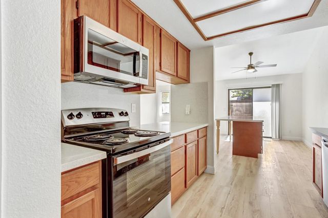 5112 Laguna Park Dr, Elk Grove, CA 95758