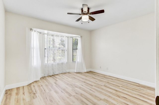 5112 Laguna Park Dr, Elk Grove, CA 95758