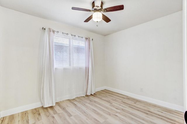 5112 Laguna Park Dr, Elk Grove, CA 95758