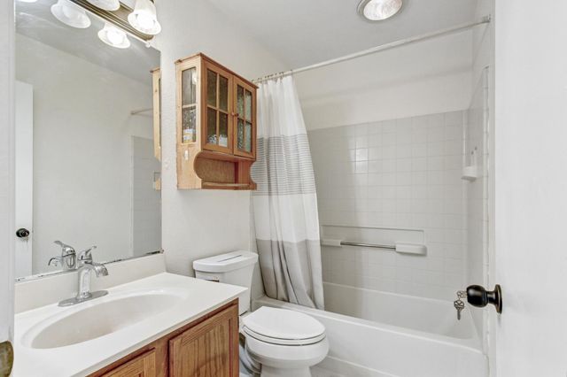 5112 Laguna Park Dr, Elk Grove, CA 95758