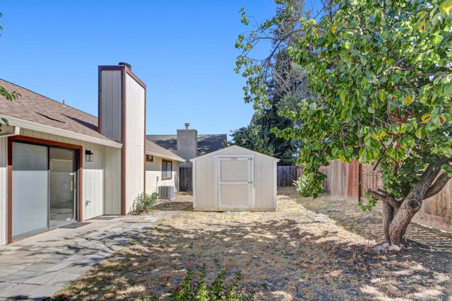 5112 Laguna Park Dr, Elk Grove, CA 95758