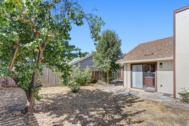 5112 Laguna Park Dr, Elk Grove, CA 95758