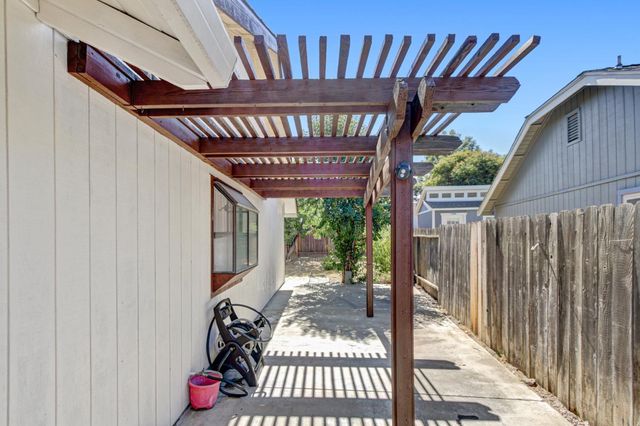 5112 Laguna Park Dr, Elk Grove, CA 95758