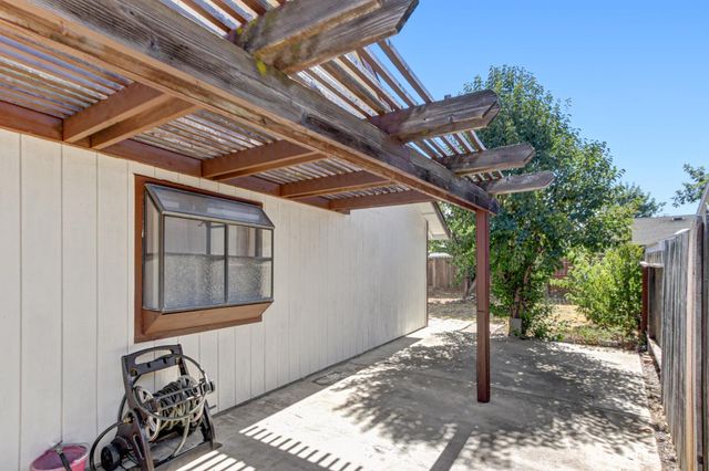 5112 Laguna Park Dr, Elk Grove, CA 95758
