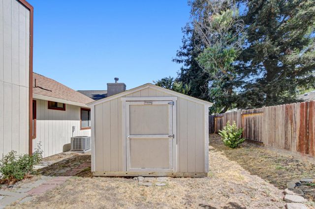 5112 Laguna Park Dr, Elk Grove, CA 95758
