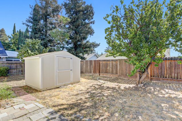 5112 Laguna Park Dr, Elk Grove, CA 95758