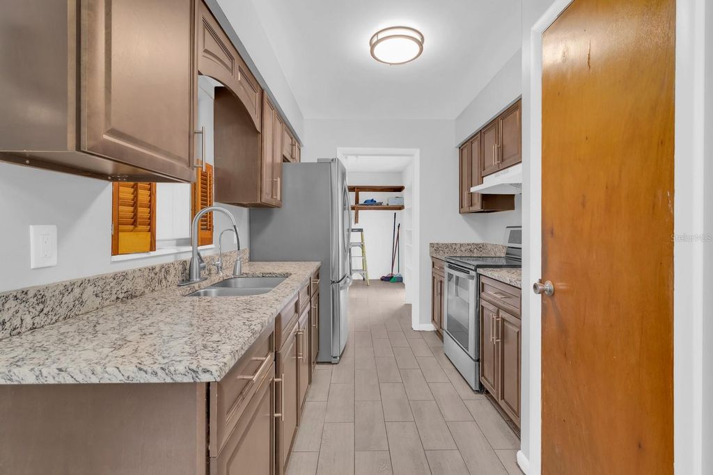 Image 11 of property listing at 1345 S OXALIS AVE, Orlando, FL 32807