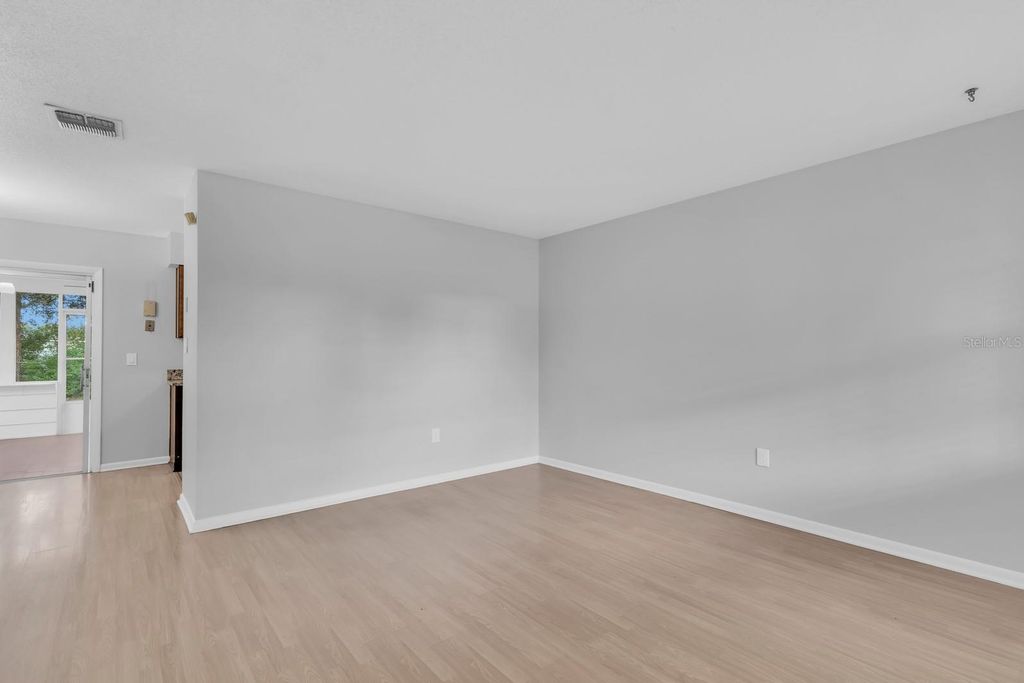 Image 4 of property listing at 1345 S OXALIS AVE, Orlando, FL 32807