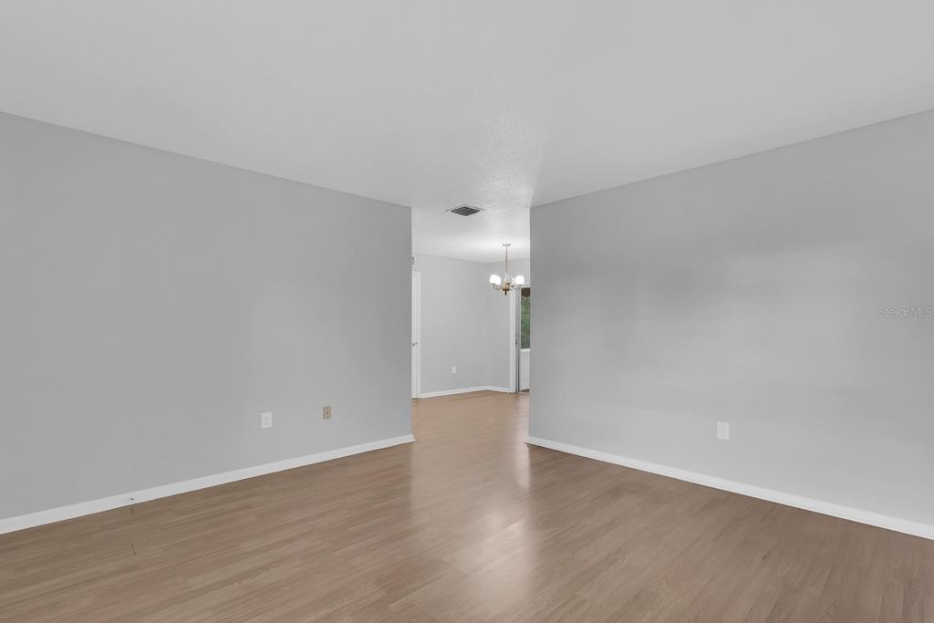 Image 5 of property listing at 1345 S OXALIS AVE, Orlando, FL 32807