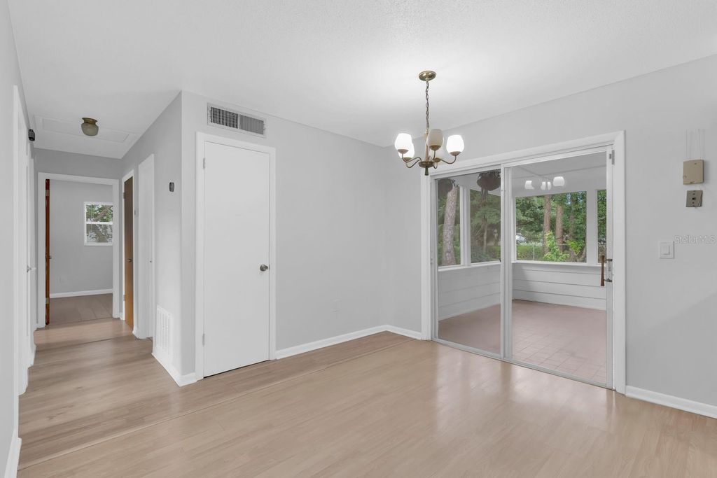 Image 8 of property listing at 1345 S OXALIS AVE, Orlando, FL 32807