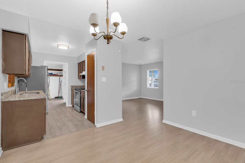 Image 10 of property listing at 1345 S OXALIS AVE, Orlando, FL 32807