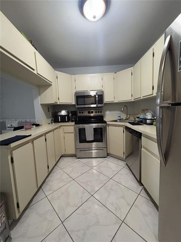 718 Sunny Pine Way F2, Green Acres, FL 33415