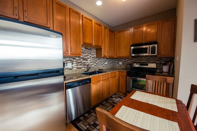 2933 N Clybourn Avenue 301, Chicago, IL 60618