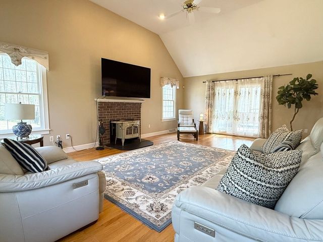 15 Cutters Ridge Rd, Carlisle, MA 01741