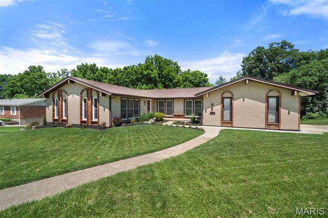 430 Glan Tai Drive, Manchester, MO 63011