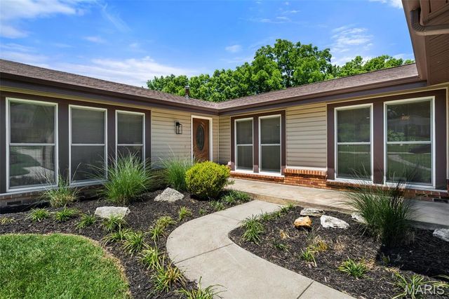 430 Glan Tai Drive, Manchester, MO 63011