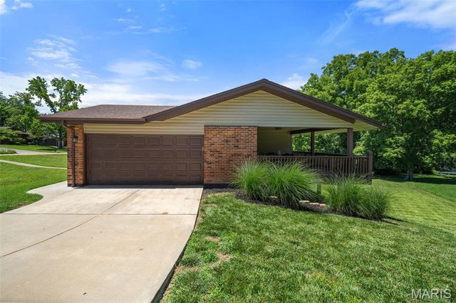 430 Glan Tai Drive, Manchester, MO 63011