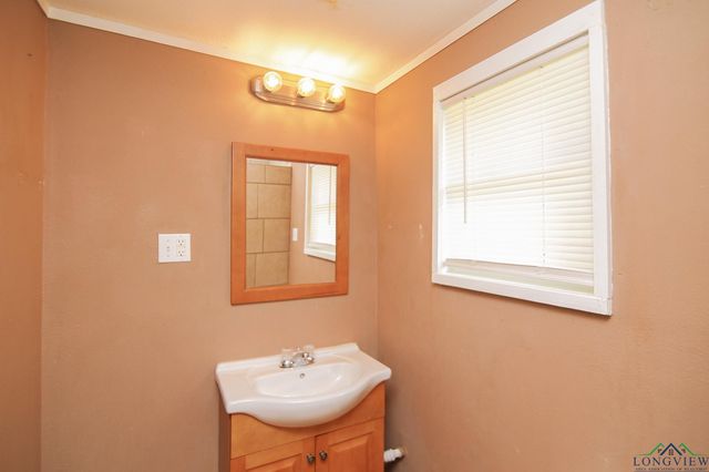 1010 Annette Dr, Longview, TX 75604