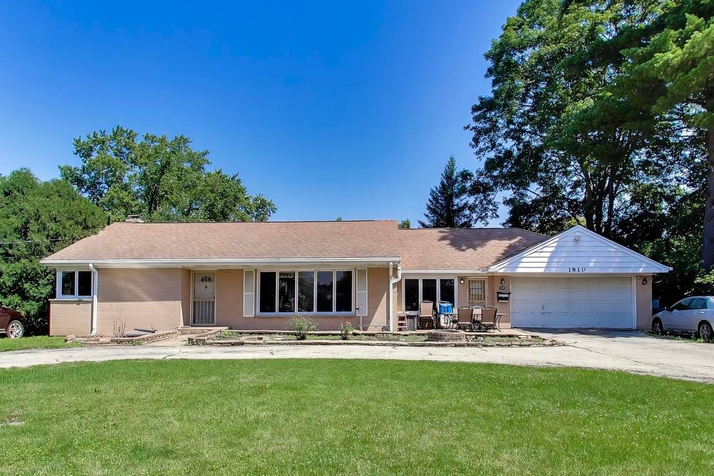 1810 E Euclid Avenue, Arlington Heights, IL 60004