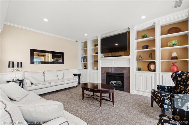 52316 Naugatuck Drive, Macomb, MI 48042