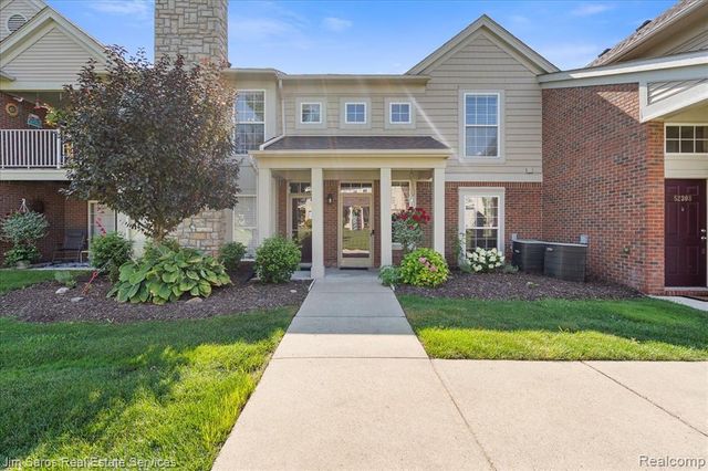 52316 Naugatuck Drive, Macomb, MI 48042