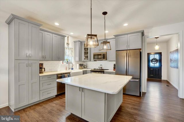 2703 ALPERTON DRIVE, York, PA 17402