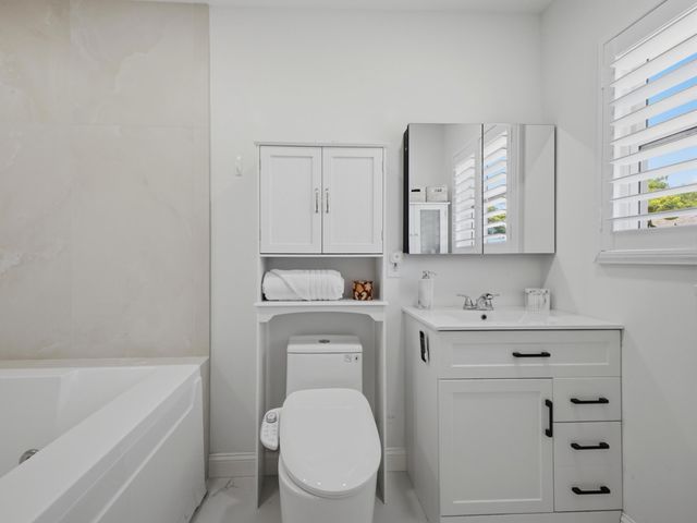 5120 NE 22nd Avenue, Lighthouse Point, FL 33064