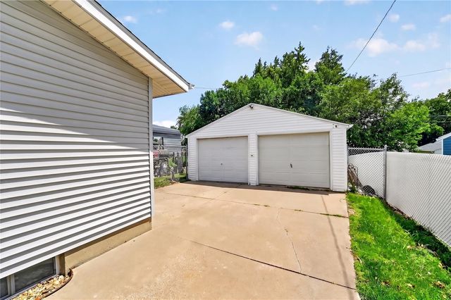 2447 Lauren Drive SW, Cedar Rapids, IA 52404